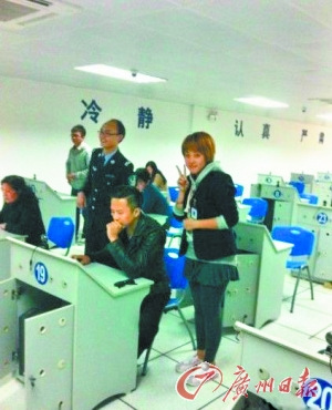 邓超考驾照遭围观仍淡定答题背后粉丝兴奋(图)