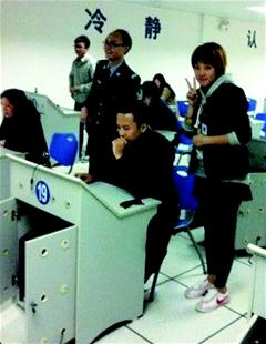 邓超回老家考驾照遭考生围观一脸认真答题