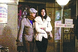 徐峥否认出轨网友质疑:不至于搂女学生腰(图)