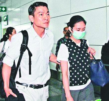 刘德华爱女首曝光由佣人抱着迅速上车离开(图)