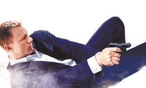 《007》之父生活揭秘:鞭打妻子后再拥吻
