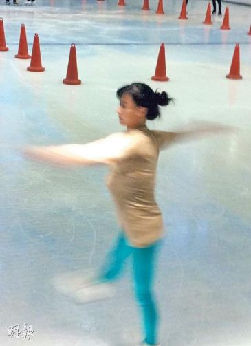 张柏芝溜冰姿势优美亲切与围观群众合照(图)