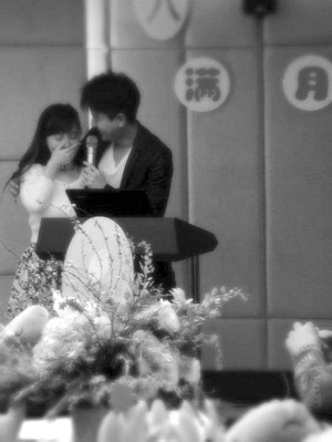 李小璐为爱女办满月宴掩面而泣靠贾乃亮怀里(图)
