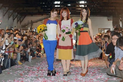 SHE美艳现身似超模Selina拿桔梗花被封“梗后”