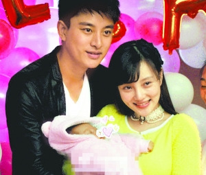 贾乃亮李小璐一家三口合照曝光霍思燕送祝福(图)