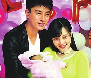 贾乃亮抱怨女儿诞生地位下降:李小璐常陪她玩