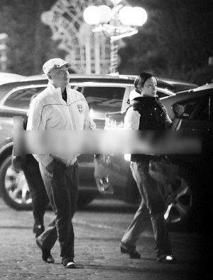 徐峥“出轨”后与陶虹夫妻合体同行吃饭表情漠然