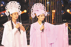 何炅穿高跟加蕾丝与谢娜演绎经典《梁祝》(图)