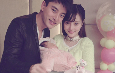 贾乃亮女儿正面照曝光李小璐产后仍纤瘦美丽(图)