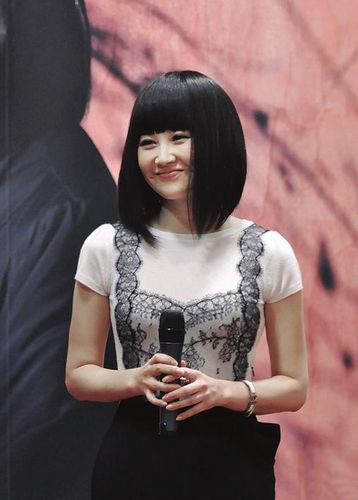 许晴顶学生头扮少女笑容清新甜美(图)