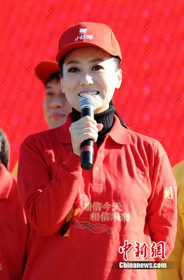 谭晶携《相信》主创进社区与百人合唱团高歌
