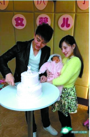 贾乃亮与妻女合照不想错过女儿成长路上任何一步