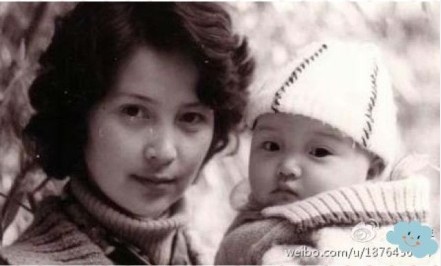 李小璐晒幼时与母亲合影网友感叹:妈妈漂亮(图)