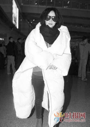 王菲硕大羽绒服似被子李亚鹏:不是我让她穿的