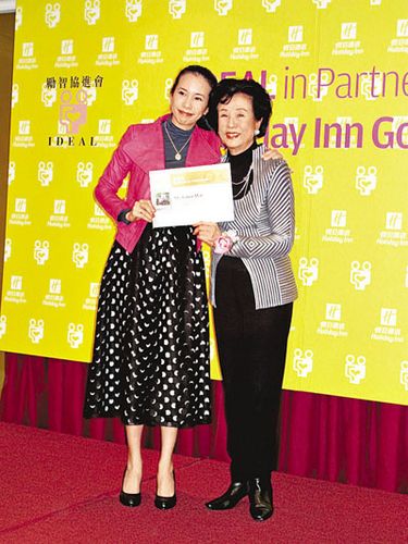 莫文蔚忙事业暂不计划“造人”与母亲合照曝光(图)