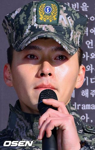 玄彬退伍落泪:我要回家给父母行大礼(图)