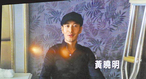 黄晓明打钢钉后首露脸笑言以后坐飞机将脚托运