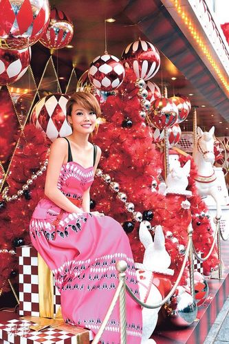 容祖儿娇媚圣诞风照曝光穿长裙调皮玩“快闪”(图)