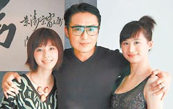 马景涛搂嫩妻如父女:女儿和老婆像姐妹(图)