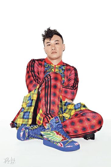 陈奕迅激发设计师灵感脚踩“绣花鞋”霸气十足(图)