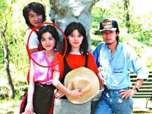 王菲17岁青涩照曝光手持草帽清纯甜美(图)