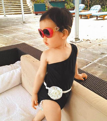 林熙蕾带女儿度假小姑娘穿斜肩泳衣星味足(图)