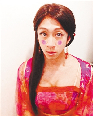 陈汉典反串唐朝仕女化浓妆穿抹胸露乳沟图