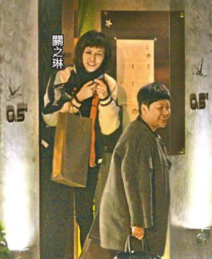 50岁关之琳疑好事将近把酒会友神采飞扬(图)