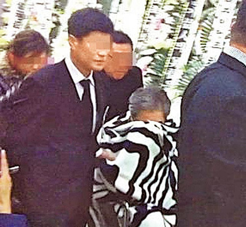 崔真实前夫确定为自杀老父亲坐轮椅泪洒灵堂(图)