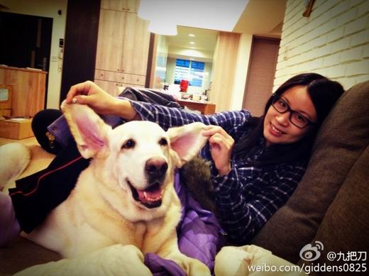 九把刀女友正面照曝光调皮拉爱犬耳朵(图)