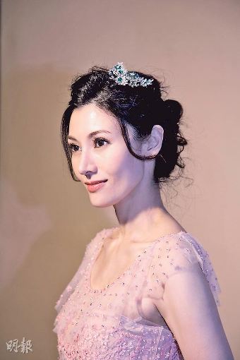 李嘉欣穿裸色裙否认怀孕:老公说生一个就够(图)