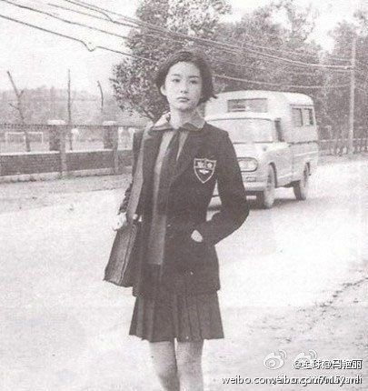林青霞40年前旧照曝光穿校服短裙青春洋溢(图)