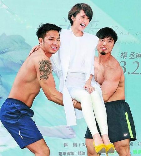 杨丞琳坐“猛男轿”娇声赞:你胸肌快满到我喉咙了