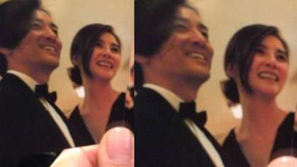 郑伊健婚照曝光蒙嘉慧穿深V礼服幸福大笑(图)