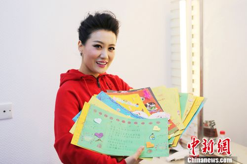 谭晶热心公益收感恩信获赞“最美姐姐”(图)