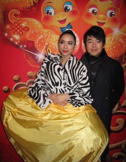 郎朗,侯宏澜节目:《指尖与足尖》5日,风尘仆仆从德国赶来的郎朗出现在