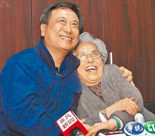 李安得奖李妈狂赞儿媳:有她在就不担心儿子(图)