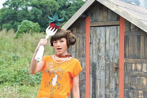 周秀娜可爱大片曝光头顶“草莓”眨眼卖萌(图)
