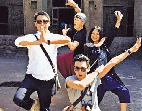 柯震东晒全家搞怪合照调侃:我幼稚一定是“遗传”