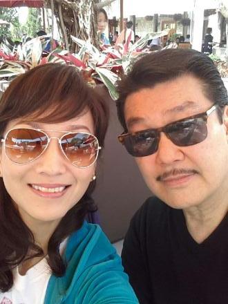 赵雅芝与老公甜蜜逛街戴帅气墨镜秀恩爱图