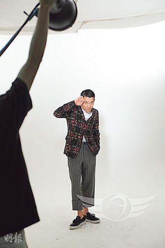 刘德华穿帅气套装摆pose低头抬手卖萌(图)