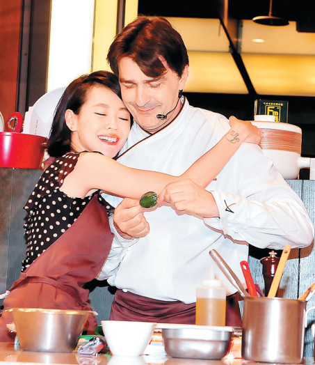 小S频频向大厨抛媚眼投怀送抱作风大胆(图)