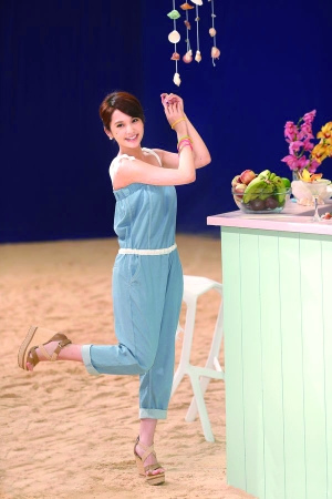 杨丞琳清凉广告照曝光穿性感连身裤“海滩”甜笑