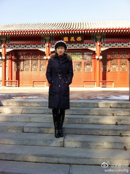 芙蓉姐姐雪后留影西花厅网友赞越来越漂亮(图)