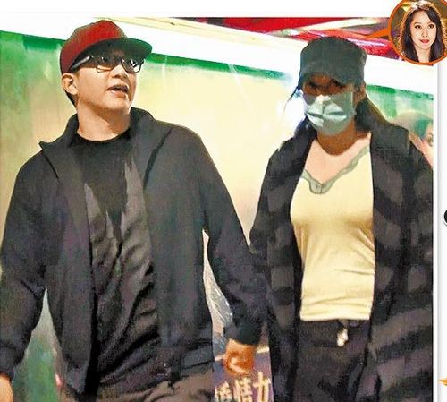 许慧欣与男友十指相扣夜间漫步当街甜蜜拥抱图