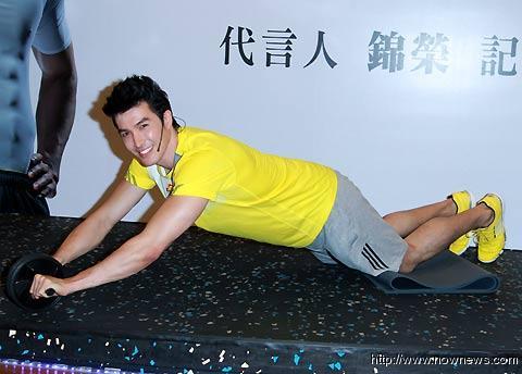 锦荣失言称地震好玩得知灾情严重后表关心(图)