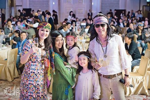 钟镇涛庆生与女儿搞笑合唱成龙迟到曾志伟满场飞