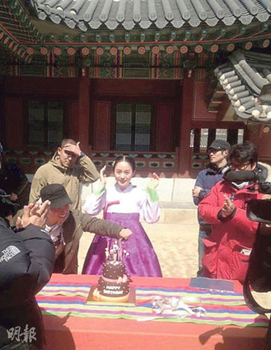 韩星金泰希片场庆生男友Rain服兵役未现身(图)