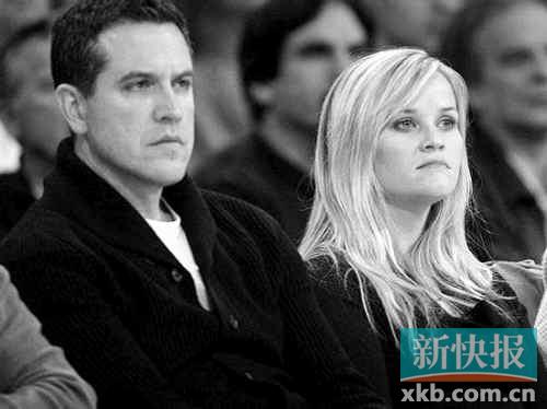 瑞茜·威瑟斯彭夫妇醉驾被捕女方被戴上手铐(图)