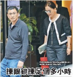 王家卫罕见不戴墨镜现身与太太恩爱逛街无人识